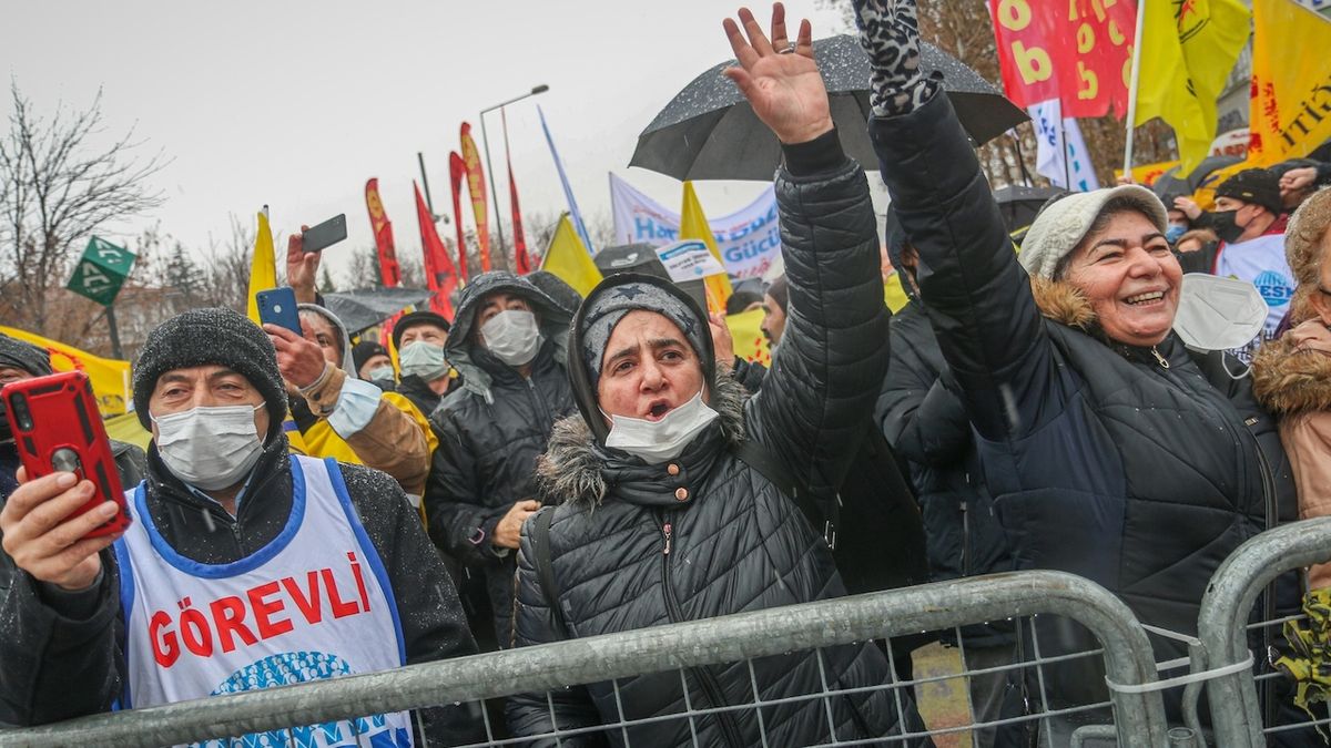 Turci demonstrují kvůli růstu cen energií a inflaci, chtějí odchod  Erdogana